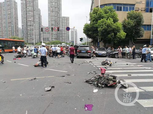 常州奔驰车撞伤多名电动车主 肇事者系汽修厂员工