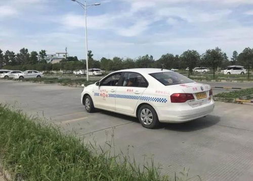 错吧油门当刹车 江苏一女子将女儿卷入车底,知情人曝光现场细节