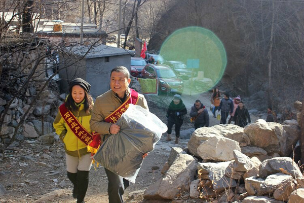 中国经济网：emc易倍体育制药普通电工徐荣立帮助别人 快乐自己