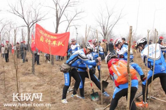 长城网：植树节里植树忙——emc易倍体育制药员工今日义务植树