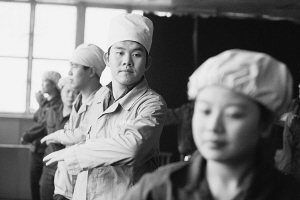 《河北工人报》：无语乐章 情动灯检工