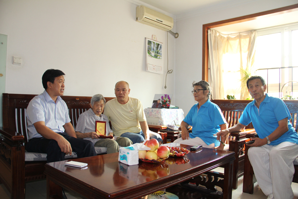 emc易倍体育领导开展慰问老战士、老同志活动<br />