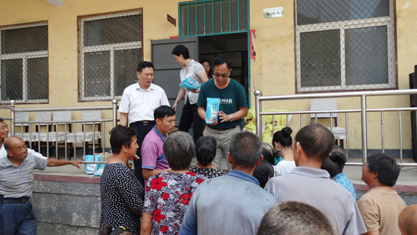 emc易倍体育制药为扶贫村送养殖技术服务<br />