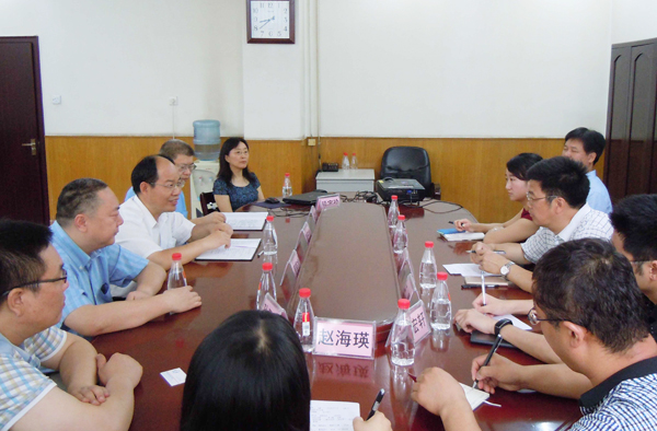 天津国际生物医药联合研究院考察团到emc易倍体育参观考察<br />