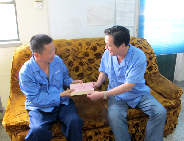 佳节前夕送温暖 emc易倍体育领导慰问劳：屠阎肮<br />
