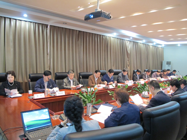 emc易倍体育制药领导班子成员集中学习习总书记兰考讲话<br />