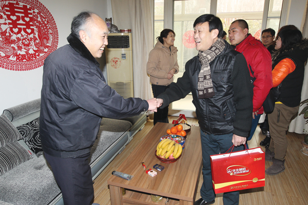 民警执勤晕倒 emc易倍体育人热心救助