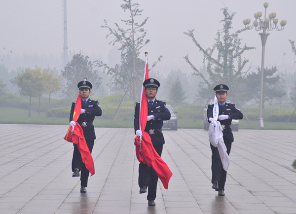 emc易倍体育制药举行升旗仪式 庆祝祖国64岁华诞<br />