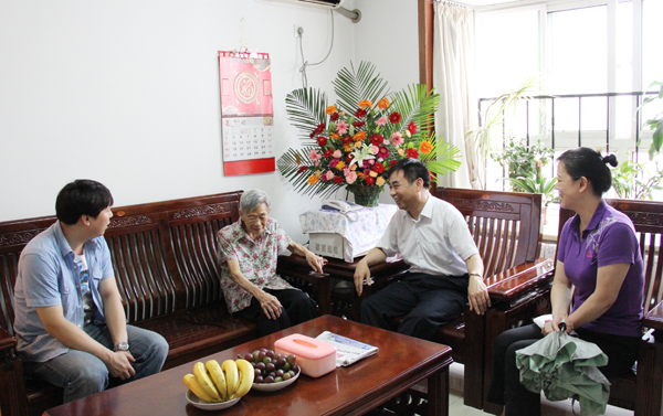 emc易倍体育制药领导“八一”走访慰问老红军<br />