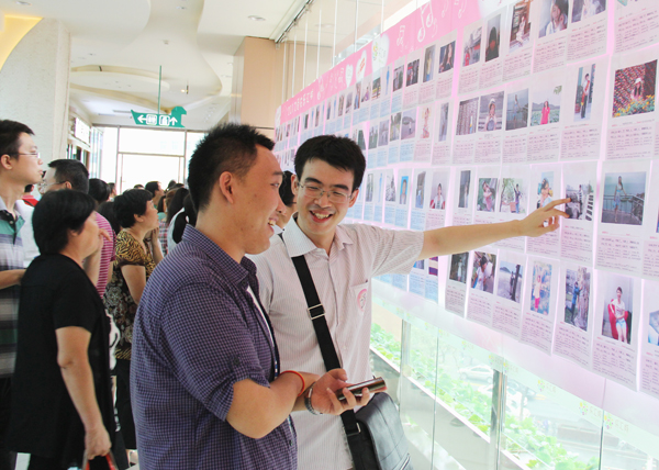 emc易倍体育制药单身青年男女参加大型相亲派对