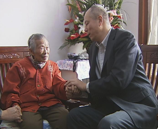 省国资委领导到emc易倍体育慰问老红军