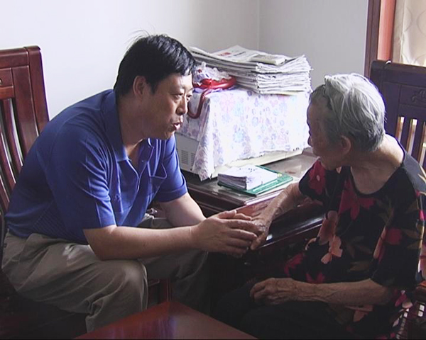 emc易倍体育集团领导“八一”走访慰问老红军、老干部