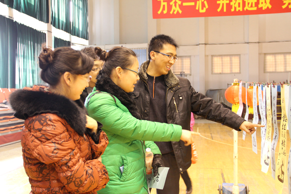 emc易倍体育制药灯谜会喜庆元宵佳节<br />